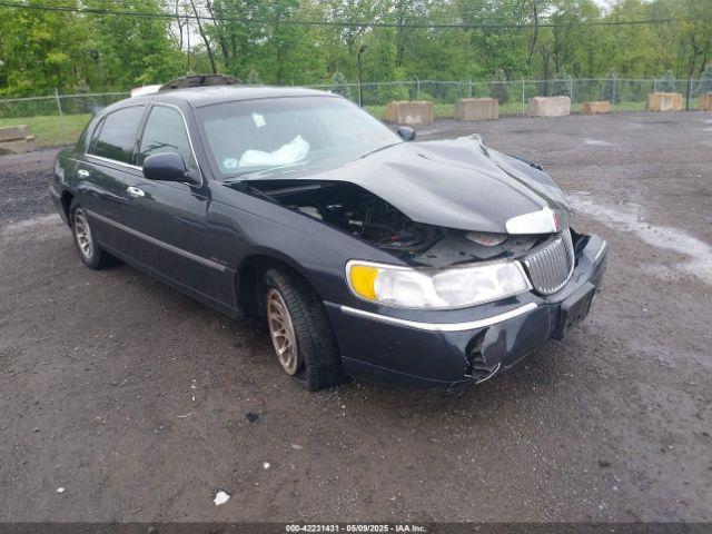  Salvage Lincoln Towncar