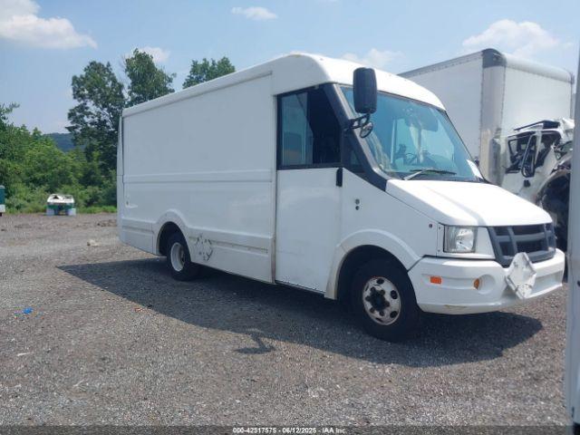  Salvage Isuzu Commercial Van