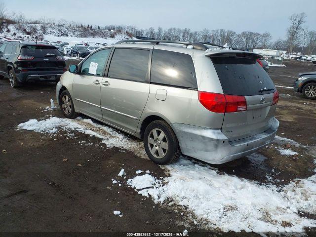 Toyota Sienna Le Image 2