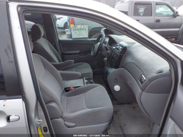 Toyota Sienna Le Image 4