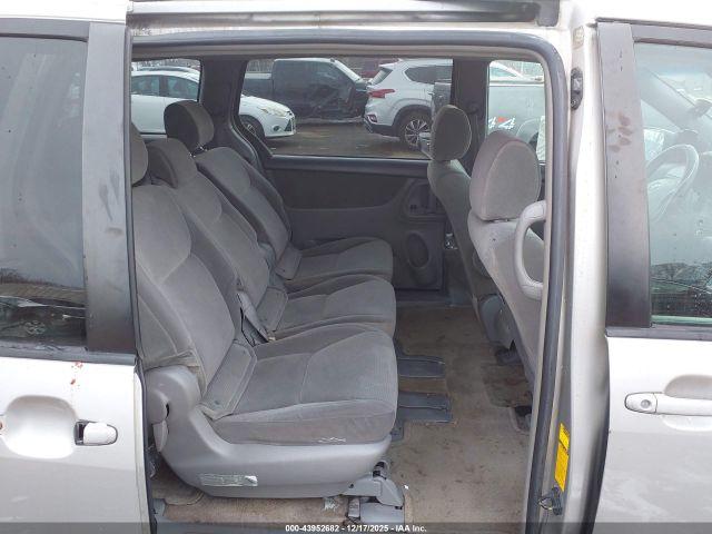 Toyota Sienna Le Image 10
