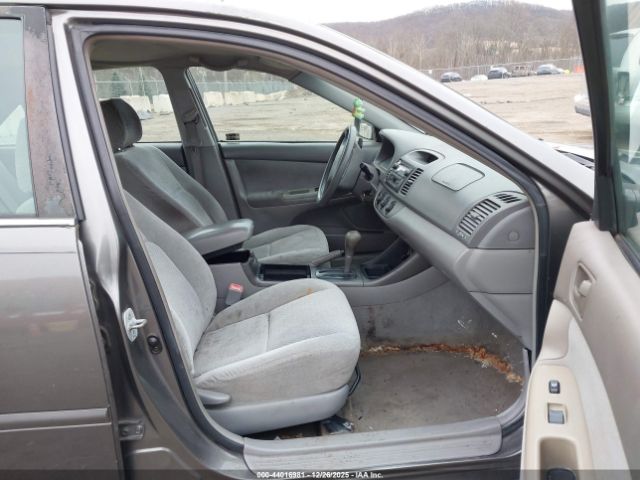 Toyota Camry Le Image 6