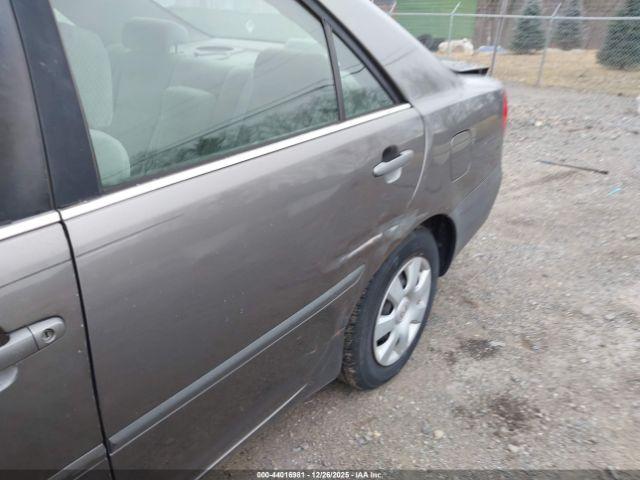 Toyota Camry Le Image 10