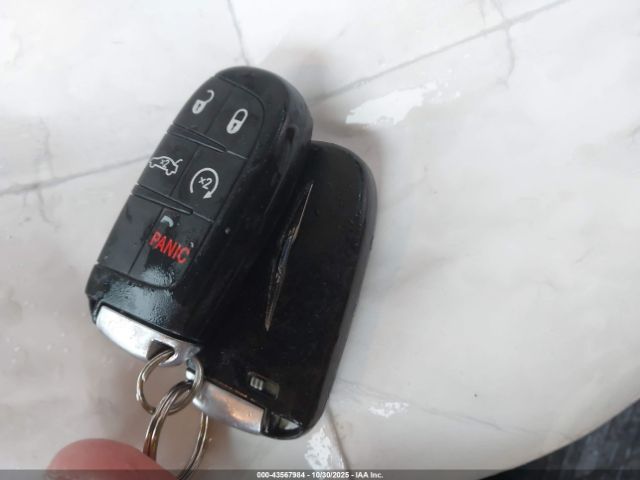 Chrysler 200 C Image 11