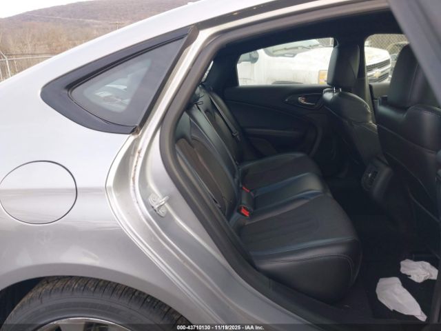 Chrysler 200 S Image 9