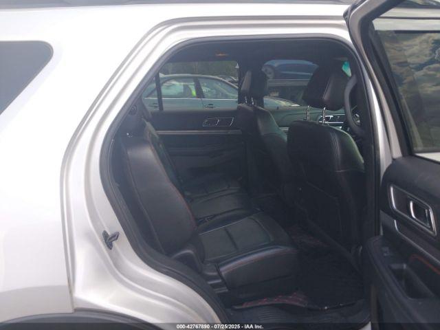 Ford Explorer Sport Image 4