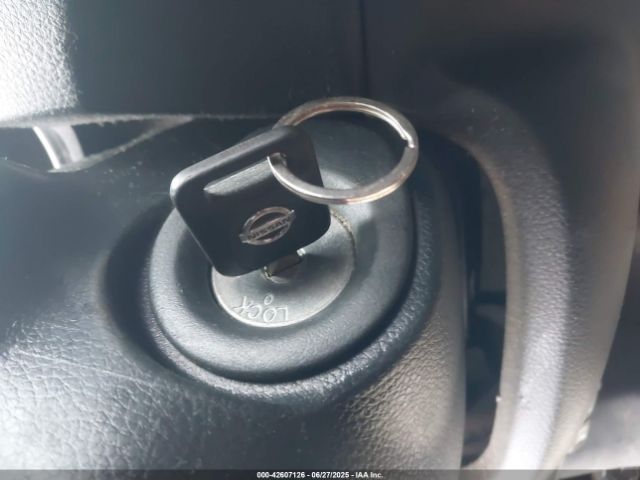 Nissan Versa 1.8s Image 11